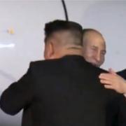 Putin möts av Kim Jong-Un.