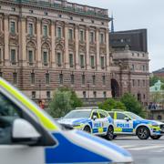 Polisbilar utanför riksdagshuset. 