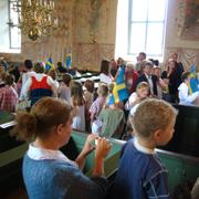 Skolavslutning i en kyrka. Arkivbild.