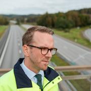 Infrastruktur- och bostadsminister Andreas Carlson (KD) inspekterar området som drabbats av jordskred som kapade E6:an i Stenungsund. 