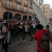 För tredje dagen i rad protesterade människor i går utanför regeringsbyggnader i Beirut. 