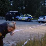 Polis på plats i Salem söder om Stockholm efter att en person hittats skjuten i ett skogsområde.