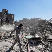 Förödelse efter en av bomberna som fallit över Teheran.