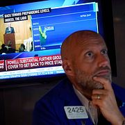 Illustrationsbild. Investerare på Wall Street med Fed-chefen Powell på skärmen.