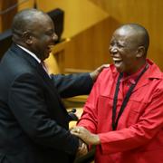 Cyril Ramaphosa gratuleras av oppositionspolitikern Julius Malema.