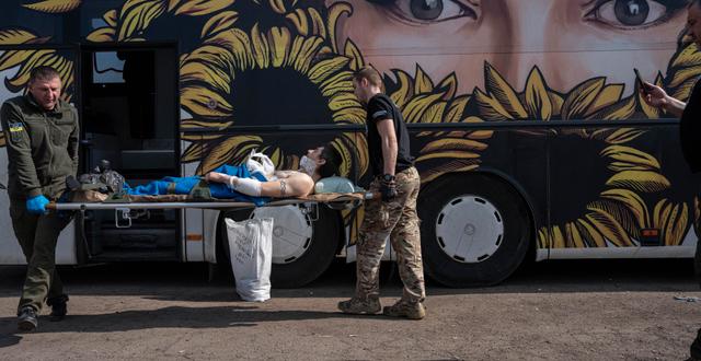 Vårdpersonal tar hand om skadad ukrainsk soldat. Arkivbild. Evgeniy Maloletka / AP