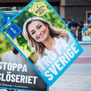 Arkivbild från 18 augusti: Socialdemokraternas, med riksdagsledamot Lawen Redar (S) och partiledare Magdalena Andersson (S), samt Kristdemokraternas, med partiledare Ebba Busch (KD), valaffischer vid Skanstull inför riksdagsvalet 2026.
