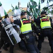 Polis drabbar samman med personer från Nordiska motståndsrörelsen.