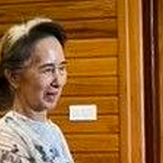Aung San Suu Kyi tar emot Röda korsets representant på en bild som släppts av Myanmars styre. Till höger Anutin Charnvirakul under ett tal på Aseans kontor i Jakarta under tisdagen.