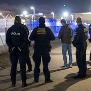 Polis på plats vid Köpenhamns flygplats i samband med drönarlarmen.