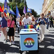Moderaterna går i prideparaden.