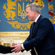 Dan Driscoll skakar hand med Ukrainas president Volodymyr Zelenskyj i Kyiv, 20 november. 