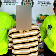 Den gripne mannen visas upp av colombiansk polis.