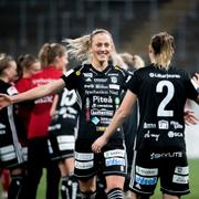 Julia Karlernäs firar sitt mål mot Örebro. 