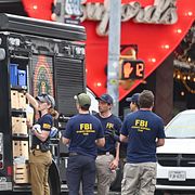 Lokal och federal polis utanför baren i Austin på söndagen.