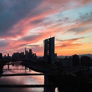 Solen går ner bakom ECB i Frankfurt.