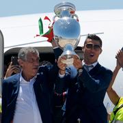 Cristiano Ronaldo och Fernando Santos hade EM-bucklan i högsta hugg när de klev av planet.