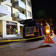 Polisens tekniker utanför lokalenl