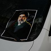 En bild på Irans högste ledare Mojtaba Khamenei har placerats på en vindruta i Teheran.