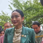 Thailands premiärminister Paetongtarn Shinawatra anländer till regeringsbyggnaden i Bangkok. 