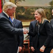 Arkivbild: President Donald Trump och GM-chefen Mary Barra träffades i Vita huset i slutet av januari. 