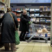 Man och kvinna handlar mat på Coop.