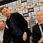 Fotbollförbundets ordförande Karl Erik Nilsson och Håkan Sjöstran, fotbollsförbundets generalsekreterare, presenterar Peter Gerhardsson (i mitten).