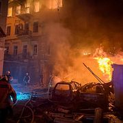 Ukrainsk räddningstjänst släcker brand efter rysk drönarattack i Odessa.