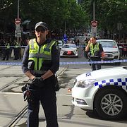 Poliser vid en avspärrning i centrala Melbourne efter händelsen.