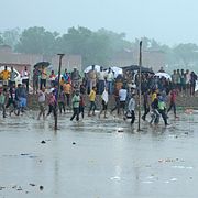 Människor samlas vid platsen där 121 personer omkom. 