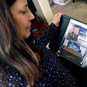 Kim Osterman visar bilder på sonen Max, som dog efter att ha köpt fentanyl från en langare på Snapchat.