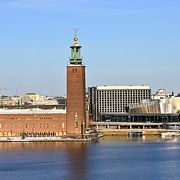 Arkivbild: Stockholms stadshus och Radisson Blu Waterfront Hotel.