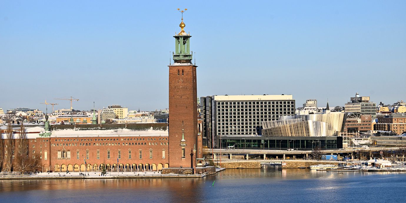 Arkivbild: Stockholms stadshus och Radisson Blu Waterfront Hotel.