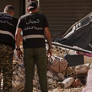 Underrättelseofficerare i Libanon tittar på en odetonerad robot i Beiruts södra förorter på söndagen.