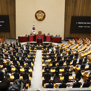 I och utanför nationalförsamlingen i Seoul.