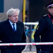 Boris Johnson vid London Bridge tillsammans med Storbritanniens inrikesminister Priti Patel och Londonpolisens Ian Dyson.