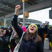 Protester utanför JFK-flygplatsen i New York sedan två män hindrats från att resa in i USA