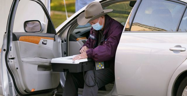 En man röstar på en drive-in-vallokal i Texas LM Otero / TT NYHETSBYRÅN
