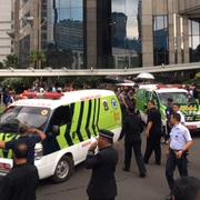 Ambulanser ses utanför börsbyggnaden i Jakarta efter att en balkong ska ha rasat inuti byggnaden. 