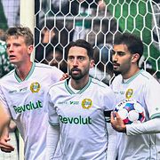 Hammarbys Frederik Winther, Nahir Besara och Montader Madjed firar kvitteringsmålet 1-1.