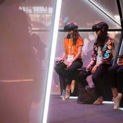 Personer som testar VR under VivaTech-mässan i Paris. 