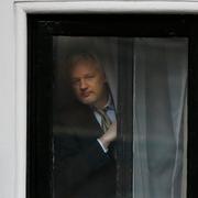 Arkivbild: Julian Assange vid Ecuadors ambassad i London. 