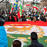  En demonstration mot den iranska regimen och för den iranske kronprinsen och oppositionsledaren Reza Pahlavi i Berzelii Park i Stockholm under lördagen.  I mitten syns den gamla flaggan med solen och lejonet. 