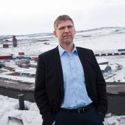 Jan Moström. I bakgrunden syns delar av gruvan i Kiruna.