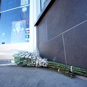 Blommor utanför en tatueringsstudio som McLeod gick till attack mot.