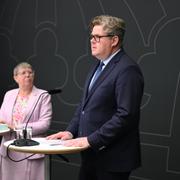 Den särskilda utredaren Gunnel Lindberg och justitieminister Gunnar Strömmer (M) under en pressträff på måndagen i samband med att ett delbetänkande om skärpta straff för unga lagöverträdare presenteras, 24 juni.