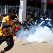 Polisen använder tårgas mot demonstranter i Kenyas huvudstad Nairobi på måndagen. 