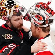 Ottawa-målvakten Linus Ullmark gratulerar Carolina-kollegan Frederik Andersen efter nattens match.