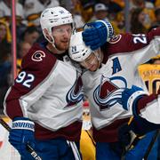 Landeskog kramar om lagets storstjärna Nathan MacKinnon.