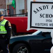 Poliser utanför Sandy Hook-skolan. Arkivbild.